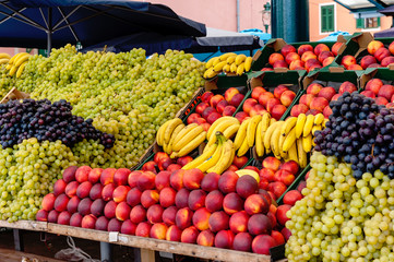 Marktstand mit Obst in Rovinji in Kroatien