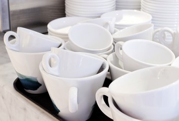 Obraz na płótnie Canvas white tea cups in a cafe