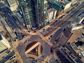 Obrazy na Szkle  Piękny panoramiczny widok z lotu ptaka na panoramę Warszawy nowoczesnego City, PKiN i biurowca „Rondo 1” zlokalizowanego przy Rondzie ONZ