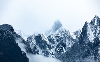 Obraz premium Snowy mountains in the clouds