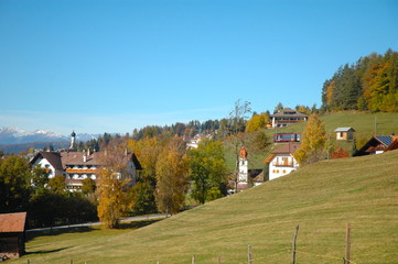 Fototapeta na wymiar Case tipiche alto tesine, Collalbo, Altipiano del Renon, Alto Adige, Italia