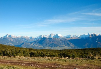 Splendide Dolomiti innvate e cielo azzurro, Alto Adige, Italia