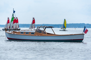 ANDERNOS (Bassin d'Arcachon, France), pinasse et bateaux sur la baie