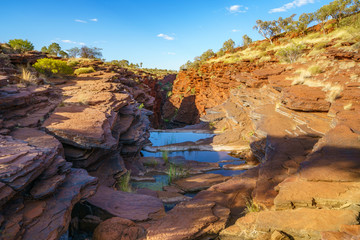 Fototapeta na wymiar hiking to joffre gorge lookout in karijini national park, western australia 16