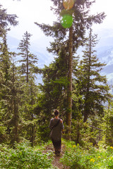 ragazza passeggia in montagna