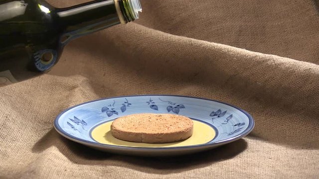 Versamento olio extravergine di oliva