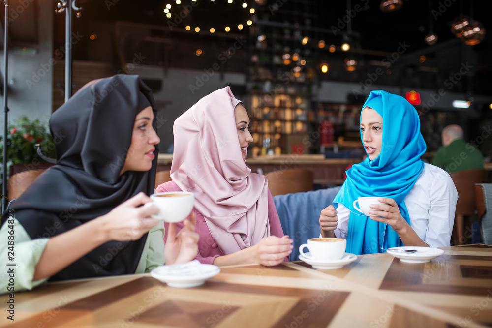 Wall mural Muslims are having fun at a coffee shop