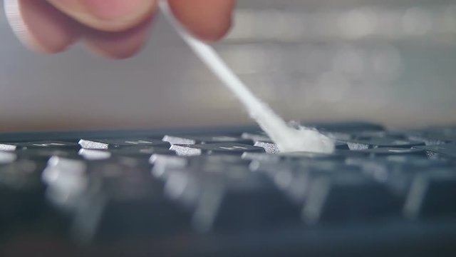 Cleaning of the keyboard Q-tip