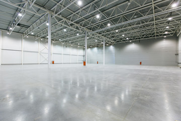 Interior of empty warehouse - obrazy, fototapety, plakaty
