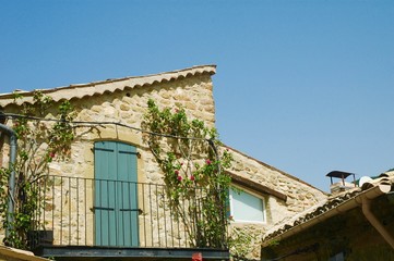 Fototapeta na wymiar Casa di pietra provenzale con imposte verde acqua, Costa azzurra, Provenza, Francia