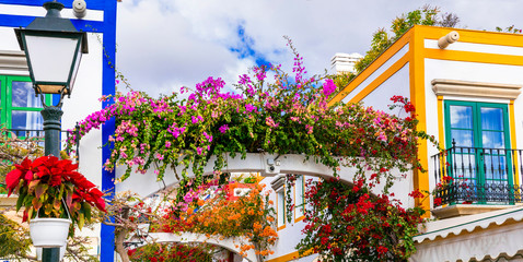 Fototapety  Urocze kwieciste uliczki Puerto de Mogan na wyspie Gran Canaria