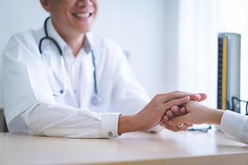 Fototapeta premium Doctor holds hands for patients to encourage.