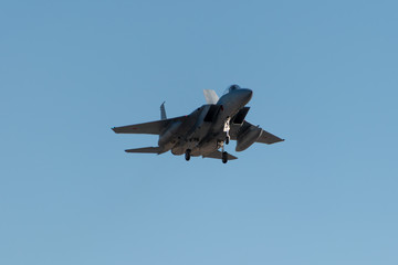 アプローチ体勢の戦闘機