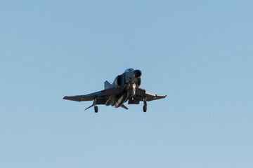 アプローチ体勢の戦闘機