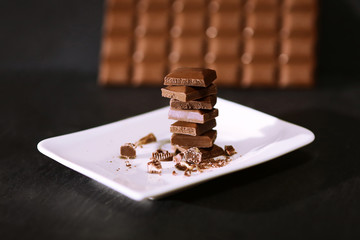 Schokoaldenstücke auf einem weißen Teller