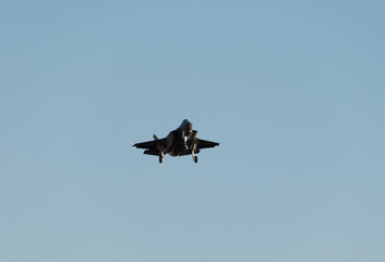 飛行する戦闘機