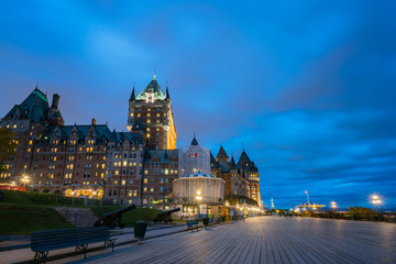 Naklejka premium Night view of the famous Fairmont Le Château Frontenac