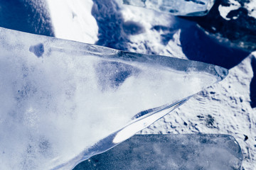 Obraz premium Blocks of ice gleaming in the sun. Arctic winter background.