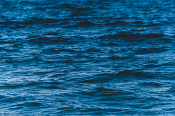 Gentle wave pattern with bright reflections