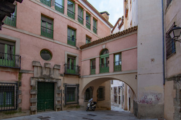 Fototapeta na wymiar passageway between old houses in the historic center of Cuenca.