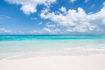 Fototapeta na wymiar Blaues Meer und weißer Strand im Sommerurlaub