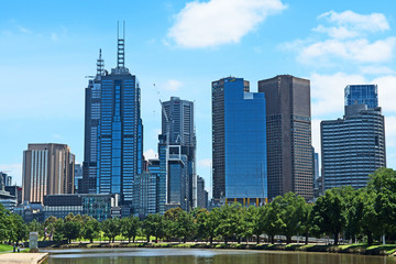 Plakat the skyline of the Melbourne, Australia central business district with the Yarra River in the foreground.