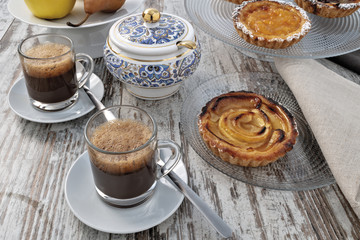 caffè con pasticcini da sopra