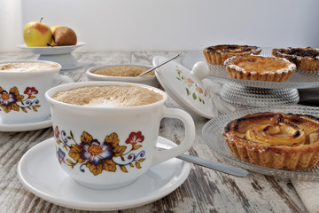 cappuccino con pasticcini fronte