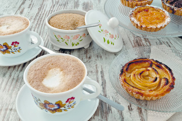 cappuccino con pasticcini da sopra