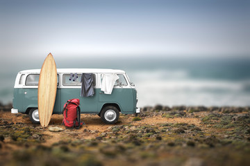 Camp touristique avec sacs, planche de surf et voiture sur l& 39 océan