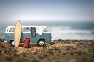 Crédence de cuisine en verre imprimé Plage de Camps Bay, Le Cap, Afrique du Sud Camp touristique avec sacs, planche de surf et voiture sur l& 39 océan