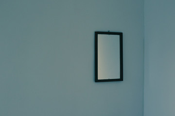 miroir sur un mur bleu