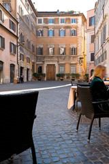 Terasse de café sur une placette de Rome