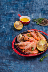 Fried unpeeled large shrimp