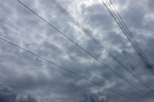 Starkstromleitungen vor grauem Wolkenhimmel