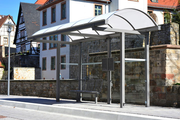 Wartehäuschen aus lackiertem Stahl und Glas an einer Bushaltestelle im ländlichen Raum, Odenwald, Hessen