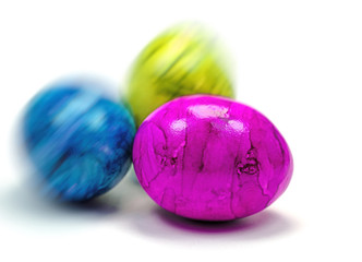 Ostereier vor weißem Hintergrund