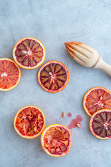 Blutorangen auf einem hellen Hintergrund