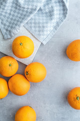 Orangen / Blutorangen auf einem hellen Hintergrund