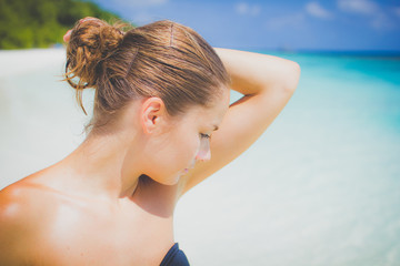 Portrait einer Frau an einem Traumstrand auf den Malediven