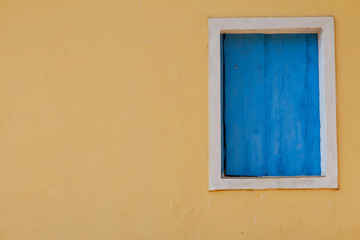 Detalha de janela de casa colonial no município de Guarani, estado de Minas Gerais, Brasil