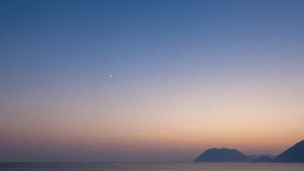 Obraz premium Beatiful evening on Greece seaside with moon