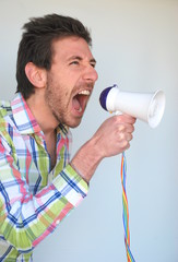 Persona che parla e urla al megafono