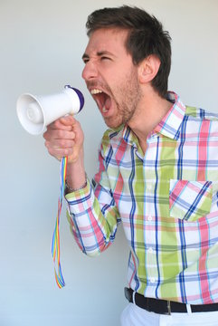 Persona che parla e urla al megafono