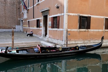 Fototapeta na wymiar Gondolier is resting, Gondoliers are