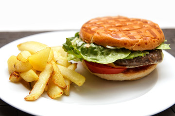 Cheeseburger with fries