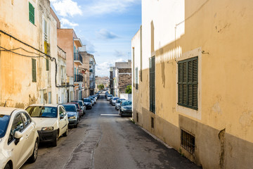 Eine typische, mediterrane Gasse mit parkenden Autos auf Mallorca