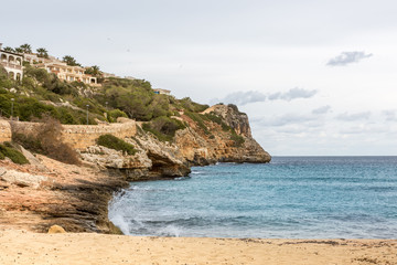 Felsenküste in Spanien, auf Mallorca umschließt das blaue Meer