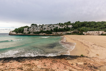 Eine Bucht gefüllt mit grün blauem Wasser, umringt von Felsen