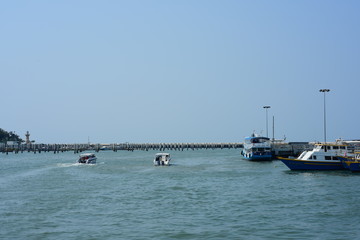 Obraz premium A view of the tourist port of Pattaya, Thailand